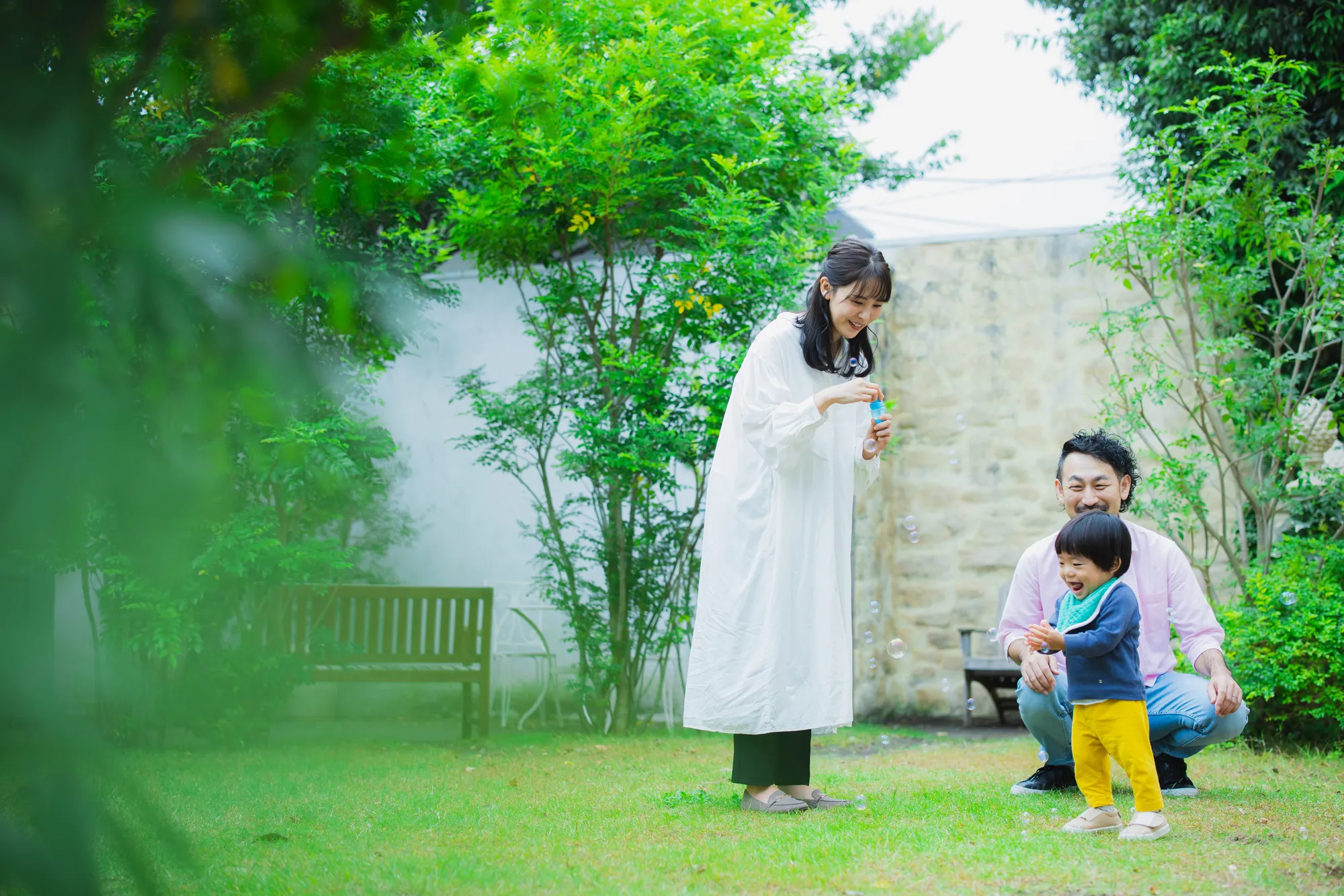 綺麗な庭で遊んでいる家族